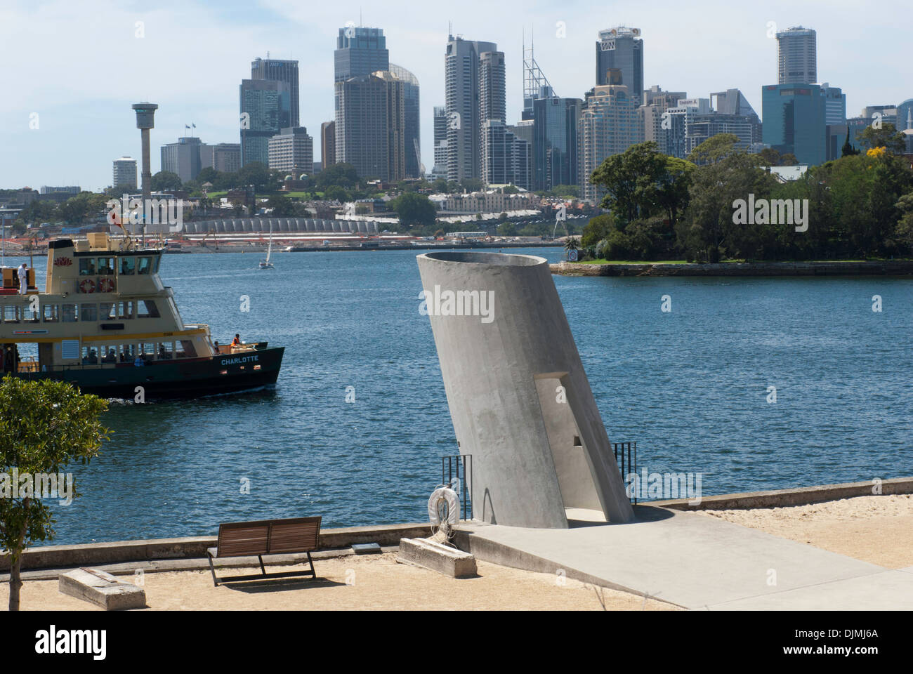 Scultura di porto riva al punto di zavorra Park, Balmain, Sydney. Traghetto passando dalla città con in sottofondo. Foto Stock