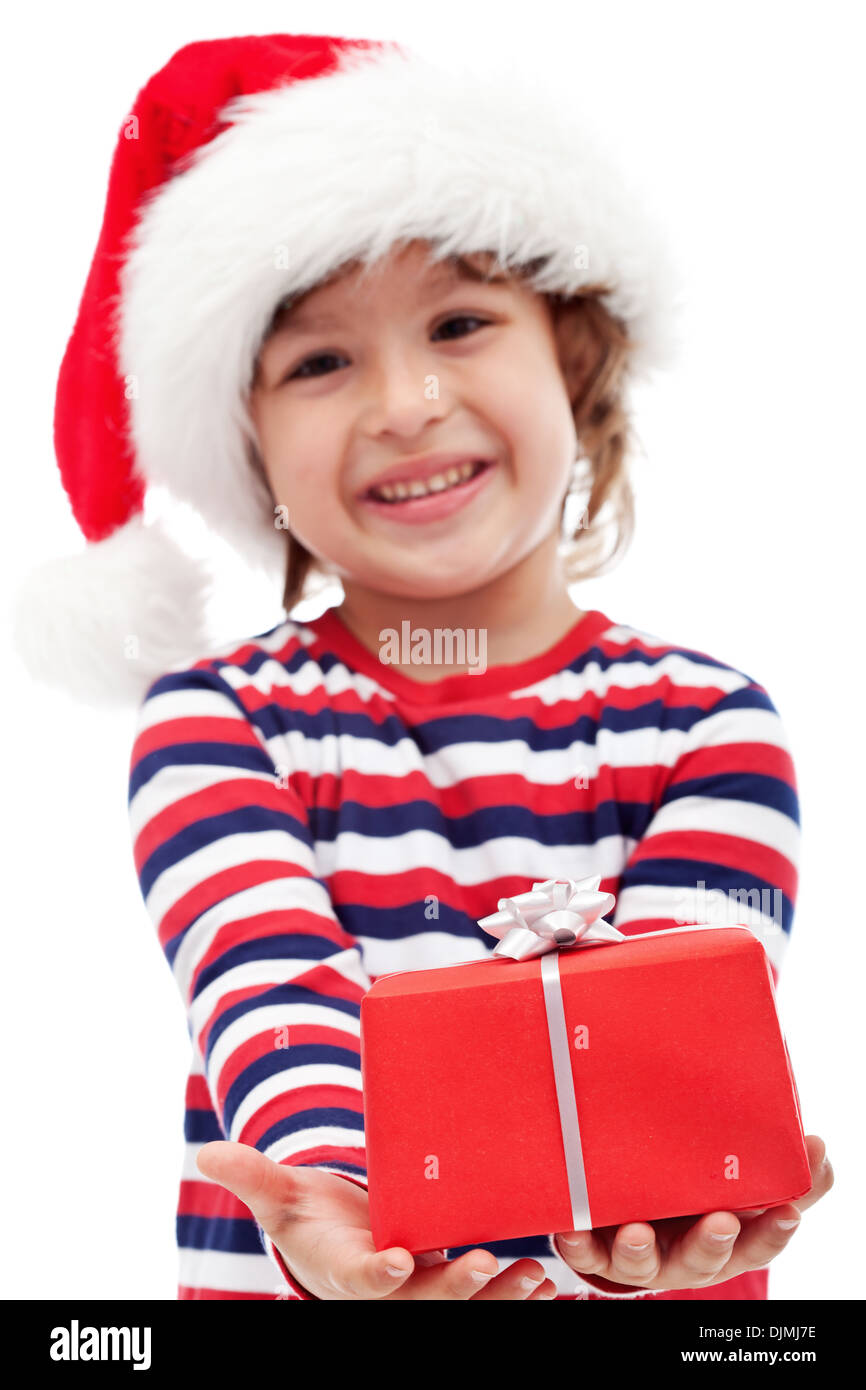 Little Boy offrendo un regalo di Natale - focus sulla confezione regalo Foto Stock