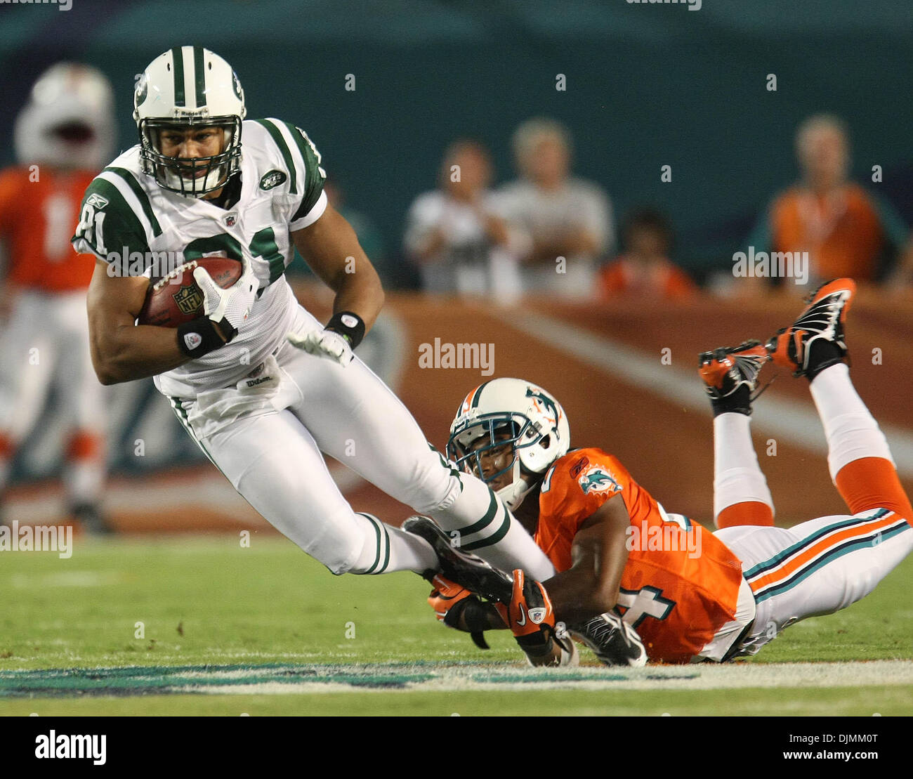 Sett. 26, 2010 - Boca Raton, Florida, Stati Uniti d'America - 092610 (Bill Ingram /Palm Beach post): Miami Gardens: Getti ricevitore Dustin Keller è portato verso il basso i delfini Sean Smith durante la prima metà azione domenica Al Sun Life Stadium di Miami. (Credito Immagine: © Palm Beach post/ZUMApress.com) Foto Stock