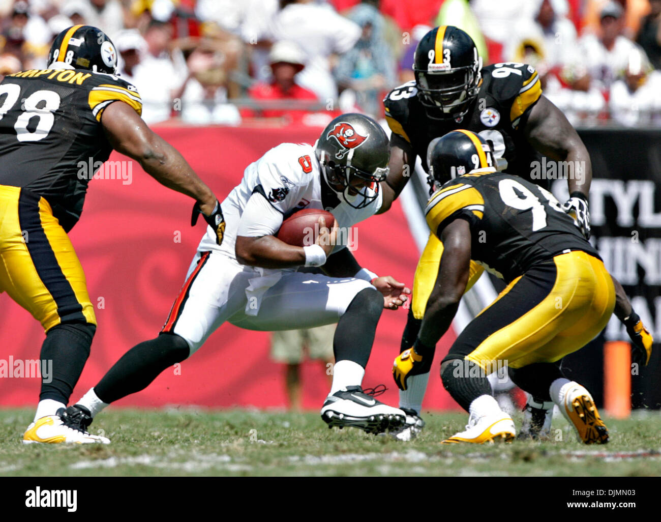 Sett. 26, 2010 - DANIEL WALLACE | Orari.TP 328122 parete Bucs 19 (26/09/2010) di Tampa Tampa Bay Buccaneers quarterback Josh Freeman (5) è licenziato per assenza di guadagno durante il secondo trimestre da Pittsburgh Steelers linebacker Lawrence Timmons (94) come Pittsburgh Steelers affrontare difensivo Casey Hampton (98), a sinistra e a Pittsburgh Steelers difensivo fine Nick Eason (93) vicino a. Primo semestre: Th Foto Stock