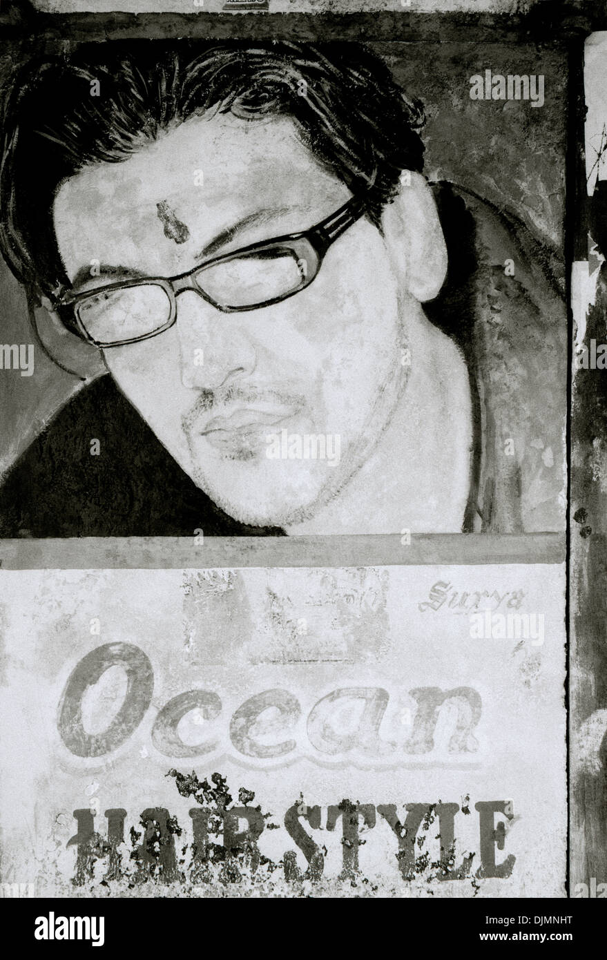 La pubblicità dei capelli in Fort Kochi Cochin in Kerala in India del Sud in Asia. Dude Cool elegante stile kitsch Kitschy Business Barbiere annuncio pubblicitario Travel Foto Stock