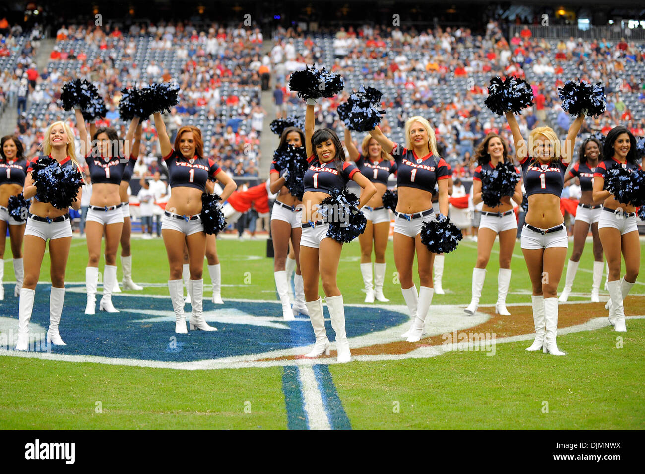 Sett. 26, 2010 - Houston, Texas, Stati Uniti d'America - Houston Texans cheerleader eseguire durante il gioco tra i Texans di Houston e Dallas Cowboys. Il cowboy sconfitto i Texans 27-13. (Credito Immagine: © Jerome Miron/Southcreek globale/ZUMApress.com) Foto Stock
