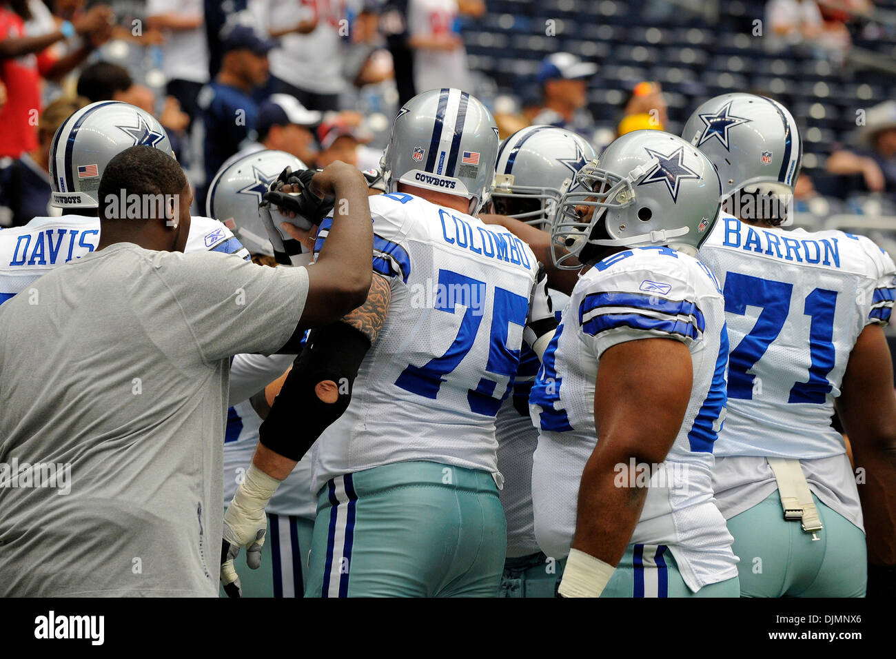 Sett. 26, 2010 - Houston, Texas, Stati Uniti d'America - Dallas Cowboys linea di attacco si prepara per il gioco tra i Texans di Houston e Dallas Cowboys. Il cowboy sconfitto i Texans 27-13. (Credito Immagine: © Jerome Miron/Southcreek globale/ZUMApress.com) Foto Stock