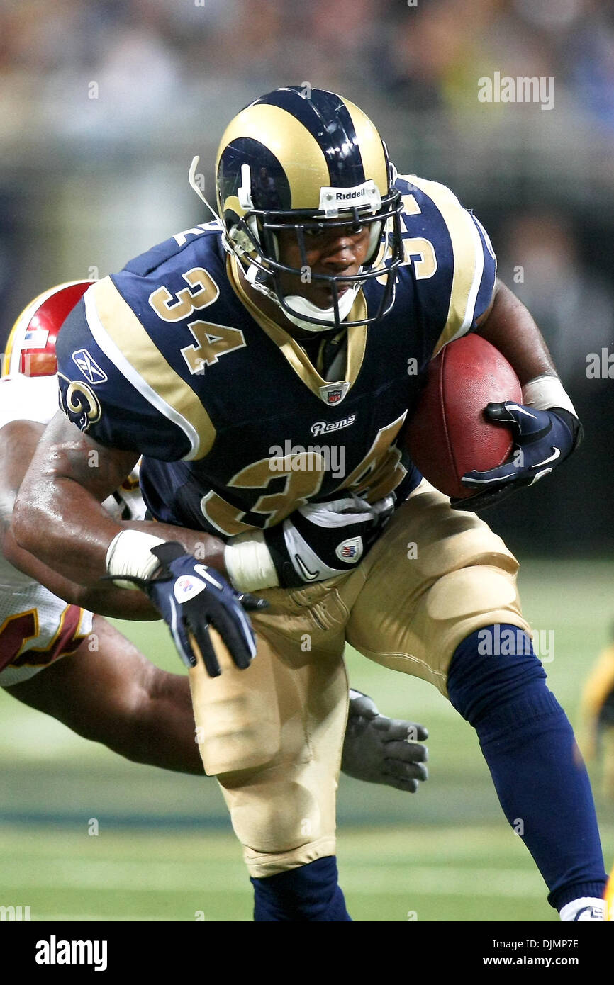 Sett. 26, 2010 - Saint Louis, Missouri, Stati Uniti d'America - Saint Louis Rams running back Kenneth Darby (#34) porta la palla durante una partita tra la Saint Louis Rams e Washington Redskins presso la Edward Jones Dome di Saint Louis, Missouri. I Rams sconfitti alle pellerosse 30-16. (Credito Immagine: © Scott Kane/Southcreek globale/ZUMApress.com) Foto Stock