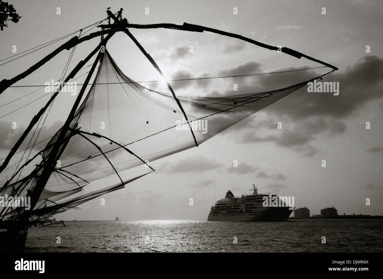 Cinese di reti da pesca in Fort Kochi Cochin in Kerala in India del Sud in Asia. Pesce di Mare netto lavoro storia antica paesaggio Sky Travel Wanderlust evasione Foto Stock