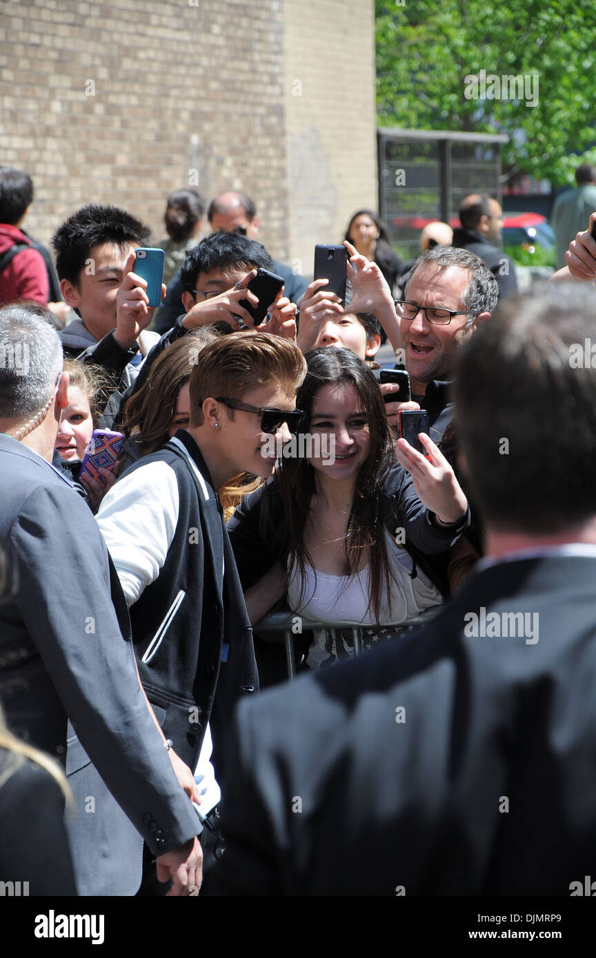 Justin Bieber firma autografi e posare con fan come egli esce dalla terza edizione Tribeca Disruptive Innovation Awards di New York City STATI UNITI D'AMERICA Foto Stock