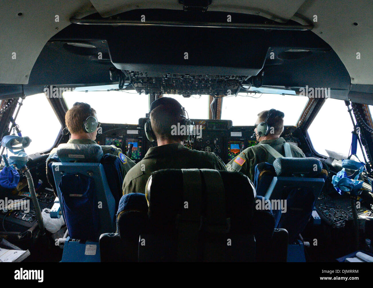 Air Force Reserve i piloti dal 709th Airlift Squadron preparare per il finale di approccio all'Aeroporto di Kitakyushu nov. 24, 2013 in Giappone. L'aeroporto era dell'equipaggio arresto finale trasporto di precipitazione globale via satellite di misurazione in un C-5M Super Galaxy. Foto Stock