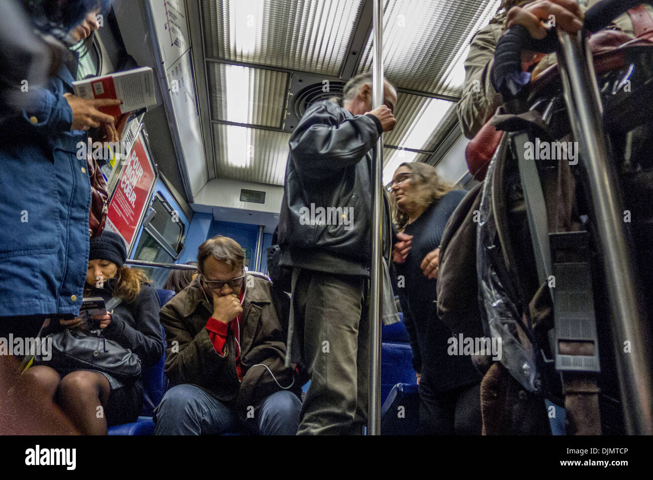 I passeggeri all'interno di una Parigi treno Metro Foto Stock