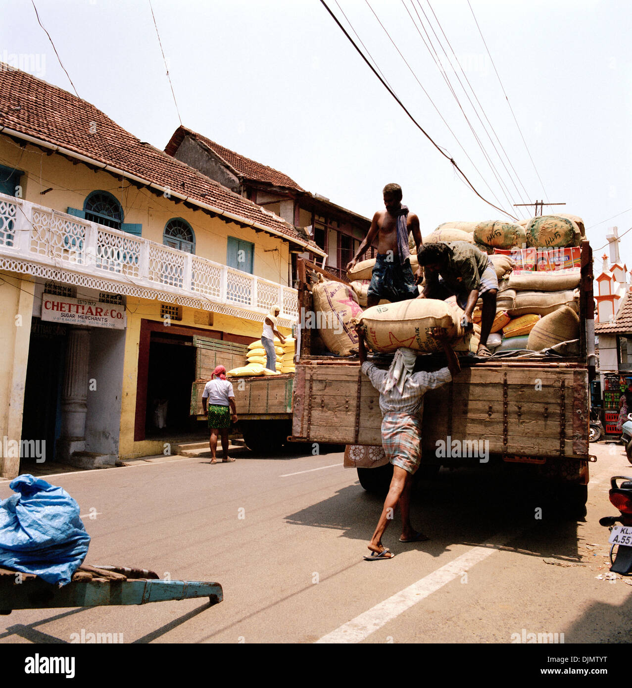 Fotografia documentaria - Lavoratori nel business delle spezie in Mattancherry a Kochi Cochin in Kerala in India in Asia del Sud. Il lavoro le persone lo stile di vita di vita Foto Stock