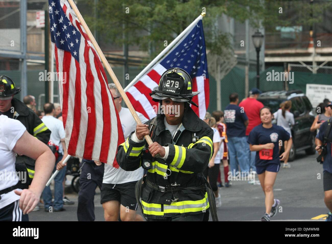 Settembre 26, 2010 - Manhattan, New York, Stati Uniti - 9/11 pompiere Stephen Siller Tunnel per torri Run/a piedi su West St. in Manhattan.migliaia di corridori riuniti per l'ottava edizione del "9/11 pompiere Stephen Siller Tunnel per torri Run/piedi' su West St. in Manhattan. FDNY Hero Stephen Siller morì il 9/11/2001 durante il WTC attacco terroristico. Siller eseguire il Brooklyn tunnel batteria towa Foto Stock