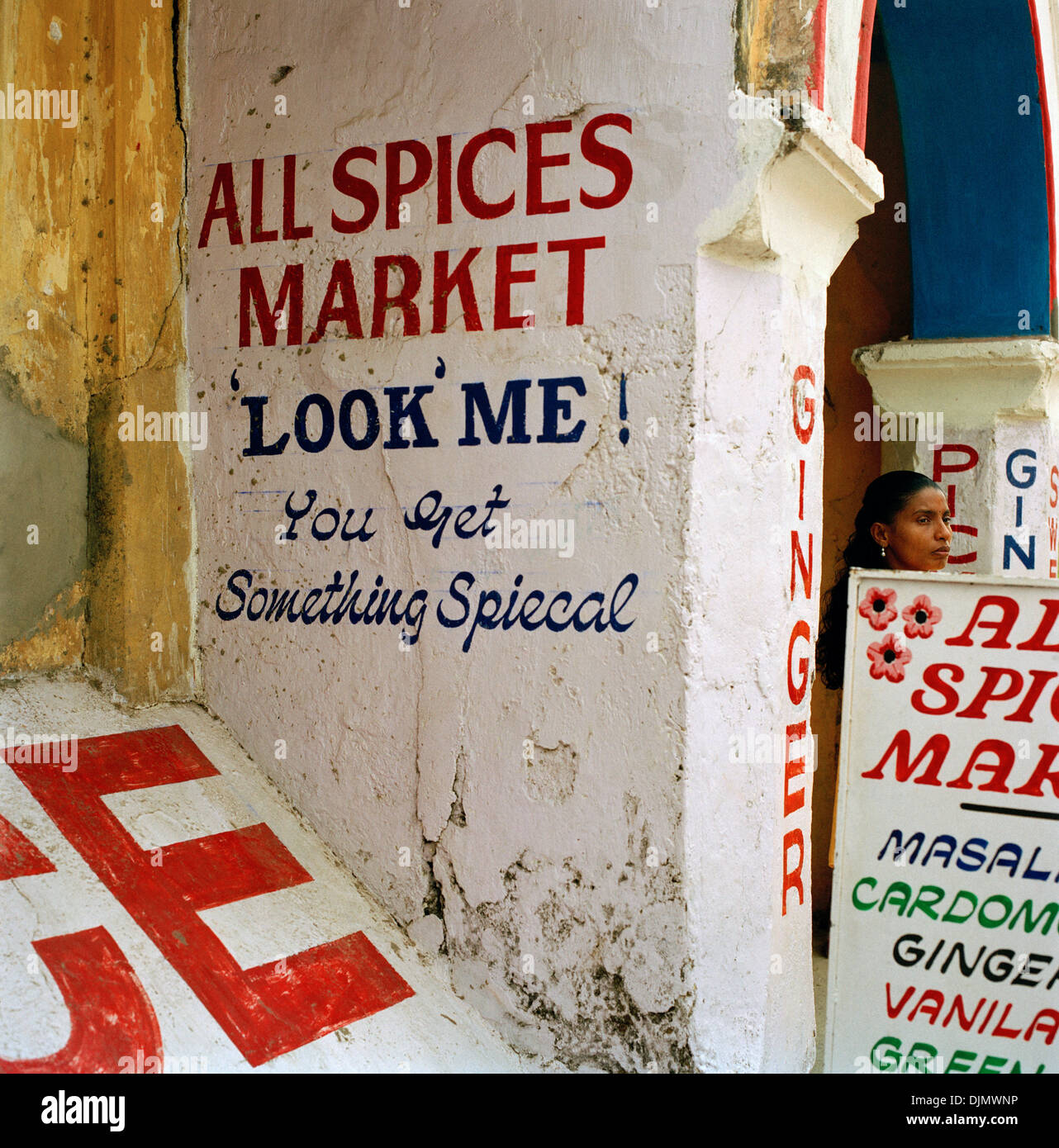 Il commercio delle spezie in Mattancherry in Fort Kochi Cochin in Kerala in India del Sud in Asia. Trader Trading opera sul mercato delle spezie di lavoro turismo turismo Viaggi Foto Stock