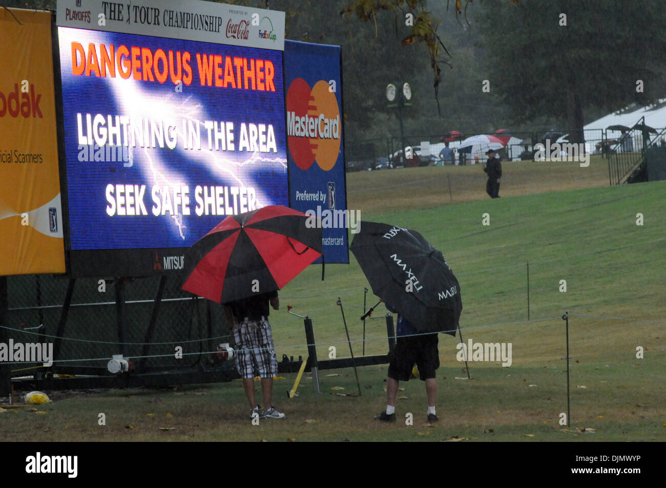 Sett. 26, 2010 - Atlanta, Georgia, Stati Uniti - Golf per gli appassionati sono invitati a cercare riparo come temporali spostato durante il corso durante il round finale del Tour Championship e la FedEx Cup finale torneo di golf al East Lake Golf Club ad Atlanta, Georgia, Stati Uniti d'America il 26 settembre 2010. (Credito Immagine: © Erik Lesser/ZUMAPRESS.com) Foto Stock