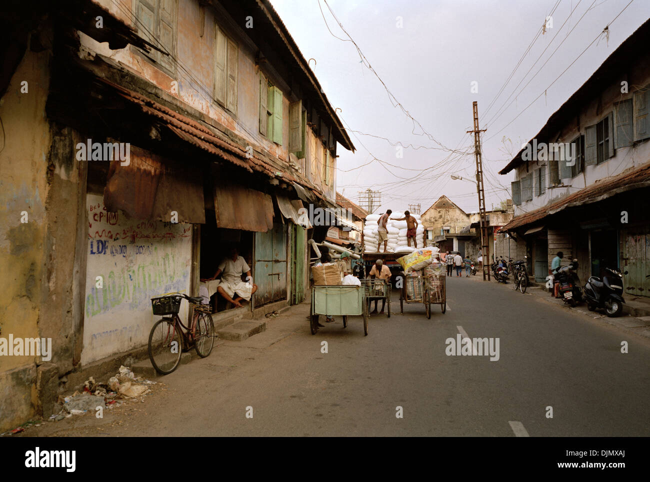 Fotografia documentaria - Scene di strada delle spezie in business Mattancherry a Kochi Cochin in Kerala in India in Asia del Sud. Foto Stock