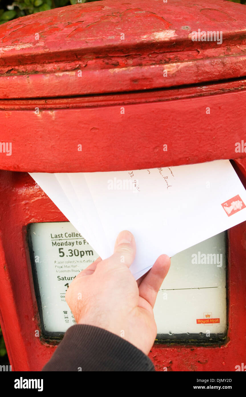 Post office letter box rosso letterbox postbox scatole spedire una lettera lettere Royal Mail nel Regno Unito della cassetta postale rosso Condividi rilascio Timbro a mano sta Foto Stock