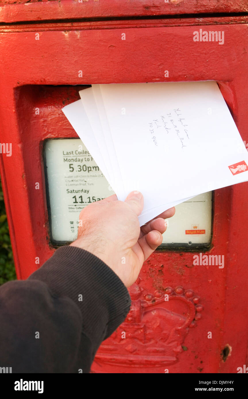 Post office letter box rosso letterbox postbox scatole spedire una lettera lettere Royal Mail nel Regno Unito della cassetta postale rosso Condividi rilascio Timbro a mano sta Foto Stock