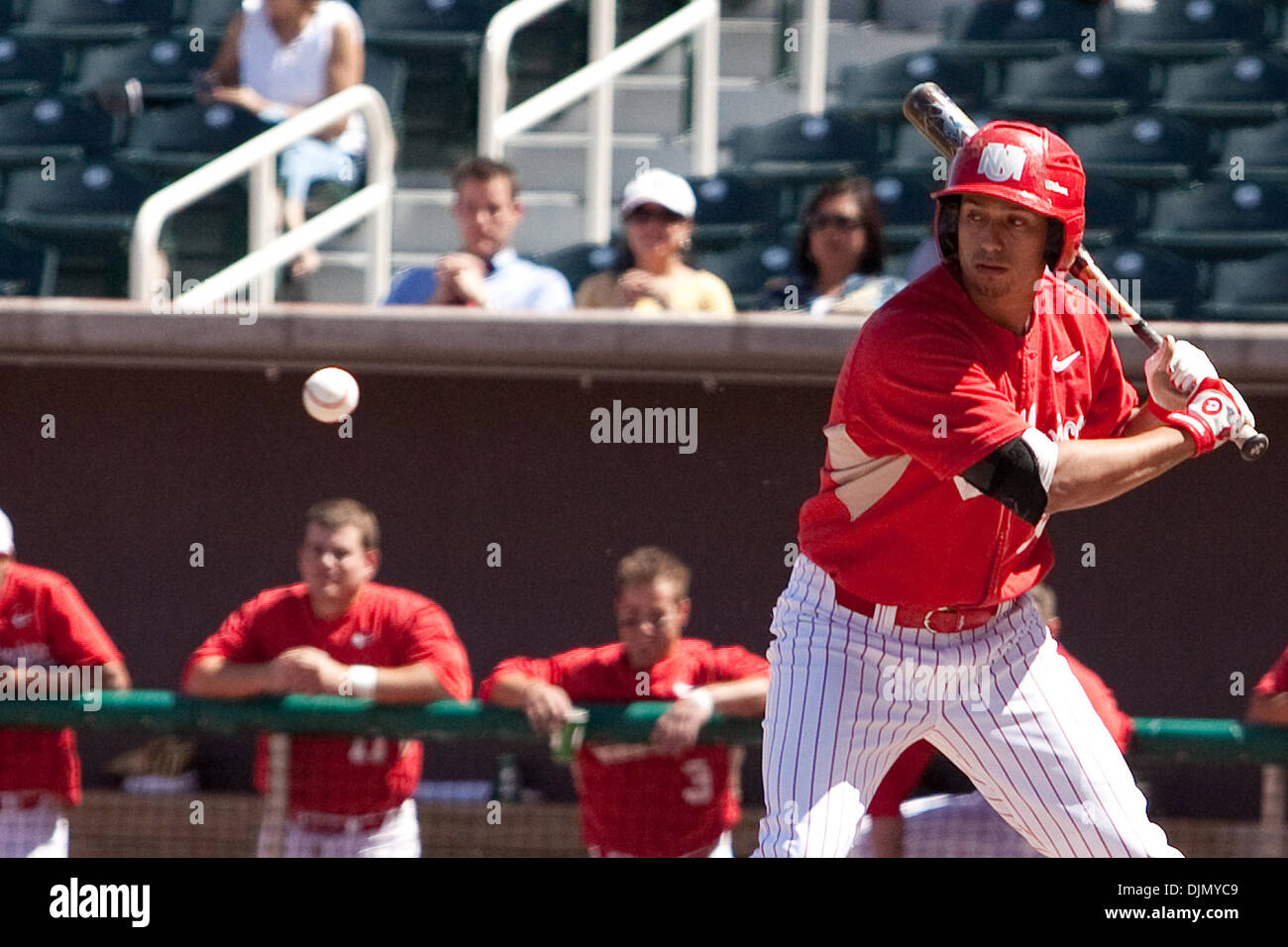 Università del Nuovo Messico outfielder Ryan Honeycutt (33) mantenendo i suoi occhi aperti per una buona palla a ala a. Il Nuovo Messico Lobos controllato il gioco sconfiggendo i Red Raiders 8-16 a isotopi Ball Park in Albuquerque, Nuovo Messico. (Credito Immagine: © lunga Nuygen/Southcreek globale/ZUMApress.com) Foto Stock