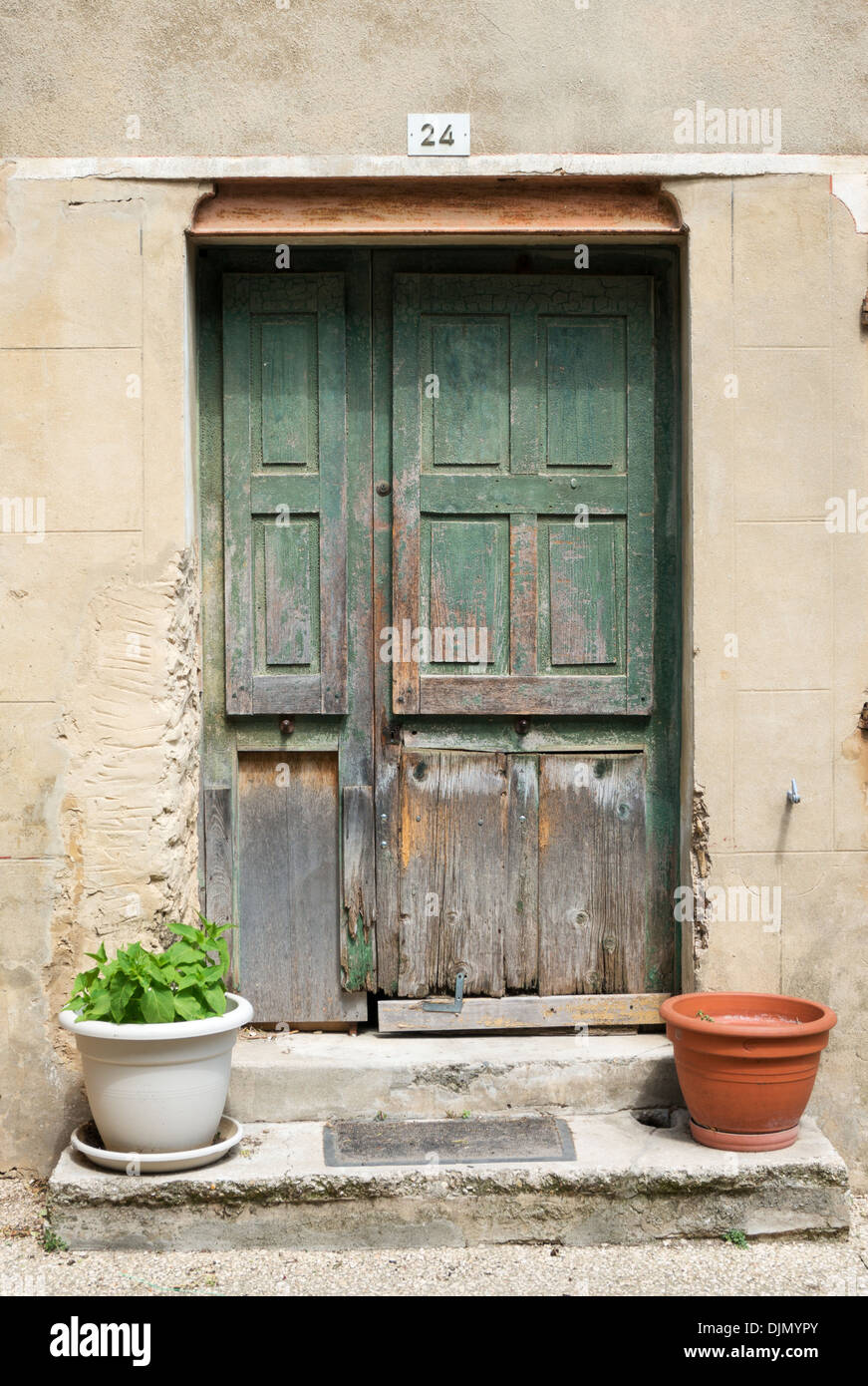 Vecchia porta a spiovente con vernice di affievolimento in Chateauneuf du Pape, Francia, Europa Foto Stock