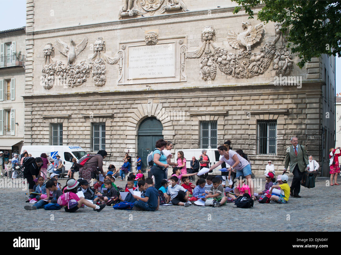 Gruppo di scolari aventi lezione all'aperto presso l'Hôtel des Monnaie di Avignone, a sud est della Francia, Europa Foto Stock