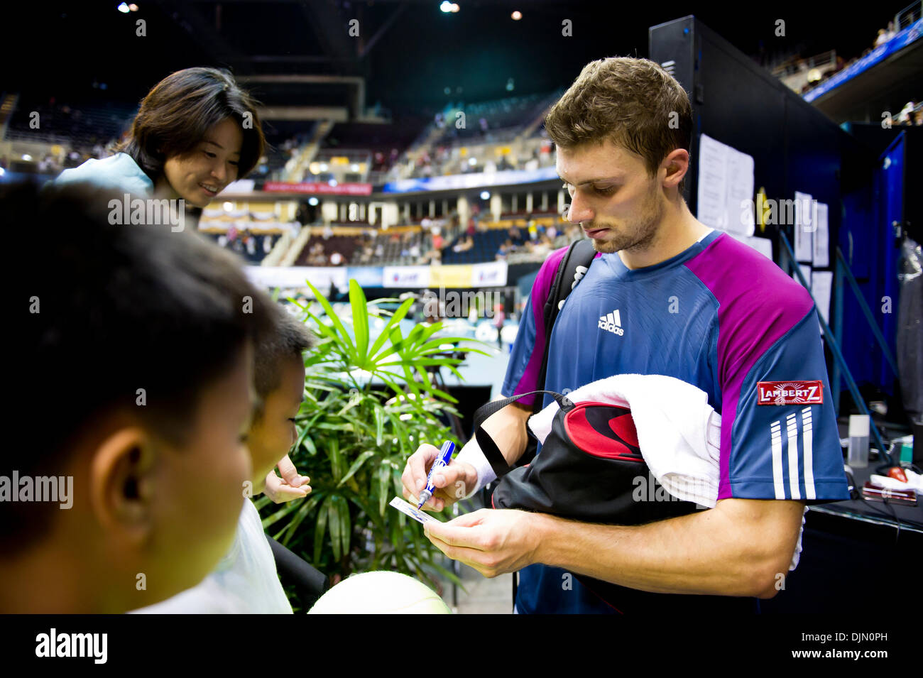 Sett. 30, 2010 - Bangkok, Thailandia - IVAN DODIG di Croazia firma autografi dopo la sua seconda partita il giorno sesto del 2010 ATP Thailandia Open Tennis Tournament corrispondono a IMPACT Arena. (Credito Immagine: © Natthawat Wongrat/ZUMApress.com) Foto Stock