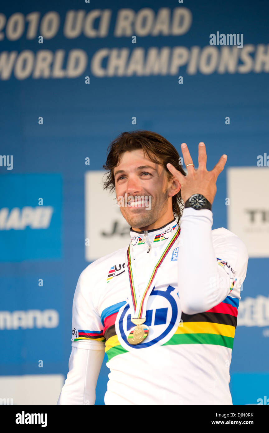 Sett. 30, 2010 - Geelong, Victoria, Australia - Fabian Cancellara della Svizzera onde per la folla in 2010 strada UCI Campionati del Mondo Crono evento in Geelong, Victoria, Australia. Cancellara ha vinto l'evento e divenne la prima persona a vincere un record di quattro crono titoli. (Credito Immagine: © Sydney bassa/Southcreek globale/ZUMApress.com) Foto Stock