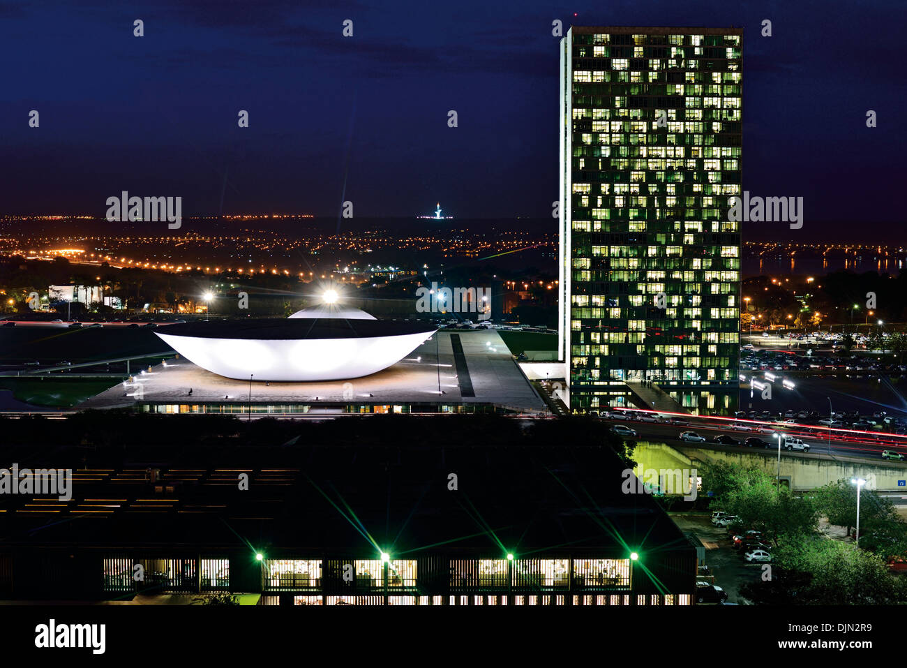 Il Brasile, Brasilia: panoramica vista notturna al Congresso Nazionale e illuminato ala nord di Brasilia Foto Stock