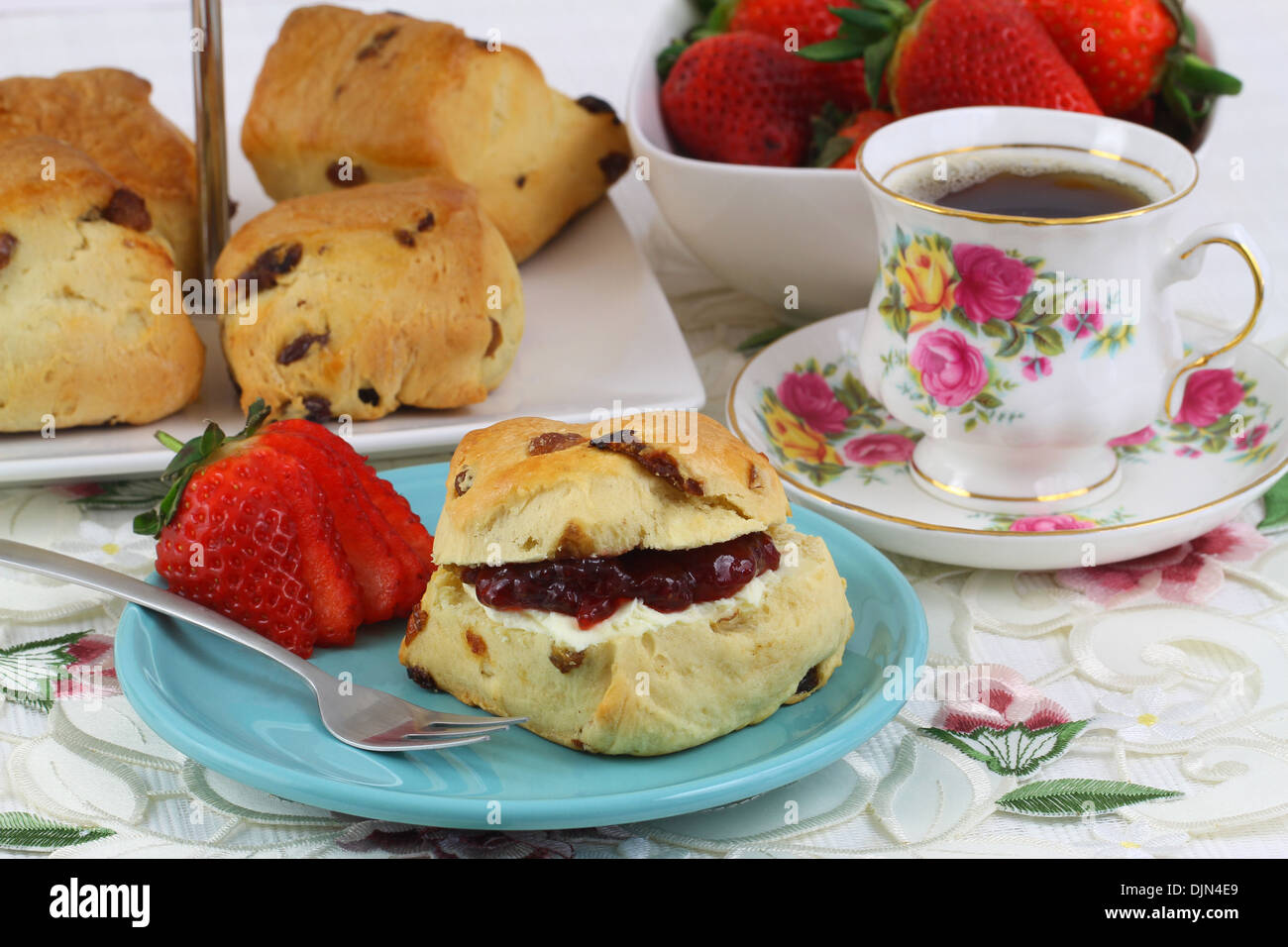 Cornetto con marmellata e clotted cream Foto Stock