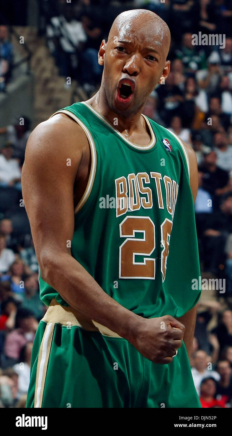 Mar 17, 2008 - San Antonio, Texas, Stati Uniti d'America - Celtics' SAM CASSELL reagisce dopo aver colpito un puntatore tre durante la seconda metà azione contro gli speroni Lunedì 17 Marzo 2008 presso l'AT&T Center. I Celtics vinto 93-91. (Credito Immagine: © Edward A. Ornelas/San Antonio Express-News/ZUMA Premere) Restrizioni: * San Antonio, Seattle quotidiani e tabloid USA diritti * Foto Stock