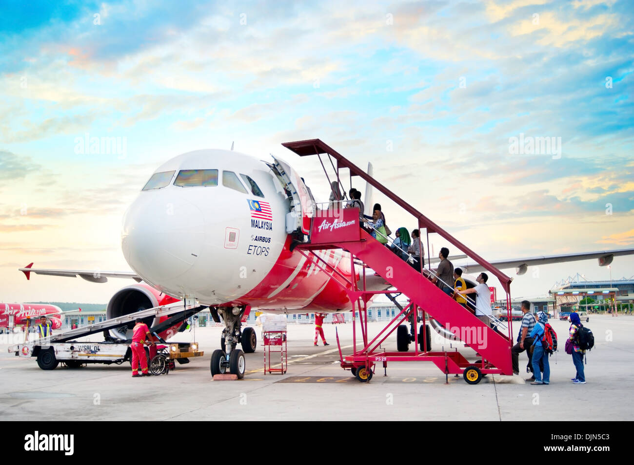 Imbarco su AirAsia Jet aereo nell'aeroporto di Kuala Lumpur Foto Stock