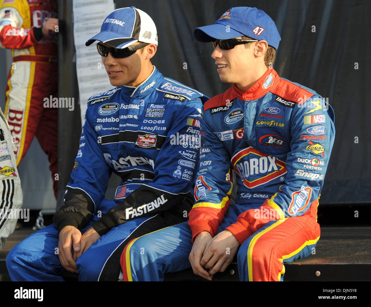 09 maggio 2008 - Darlington, South Carolina, Stati Uniti d'America - (L-R) NASCAR Nationwide Series Driver CLAUSON BRYAN e KELLY BIRES si prepara a partecipare al colle di Diamon compensato 200 a Darlington Raceway. (Credito Immagine: ZUMApress.com) Foto Stock