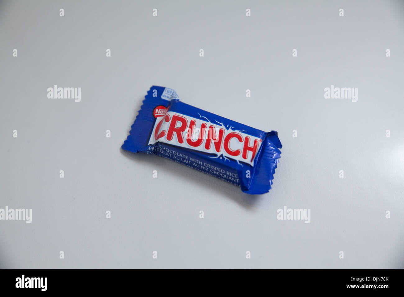Un piccolo pacco di crunch barra di cioccolato per Halloween Foto Stock