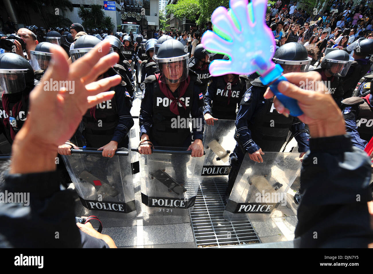 Bangkok, Tailandia. 29 Nov, 2013. Poliziotti antisommossa guardia davanti alla sede del Primo Ministro Yingluck Shinawatra ha la sua sentenza Pheu Thai Party a Bangkok, Thailandia, nov. 29, 2013. I dimostranti si sono stretti venerdì al di fuori della sede della Pheu Thai Party. Primo ministro tailandese Shinawatra Yingluck giovedì chiamato sui dimostranti anti-governativi per mantenere il dialogo con il governo per trovare una via di uscita dal tumulto politico. (Xinhua/Rachen Sageamsak) Foto Stock