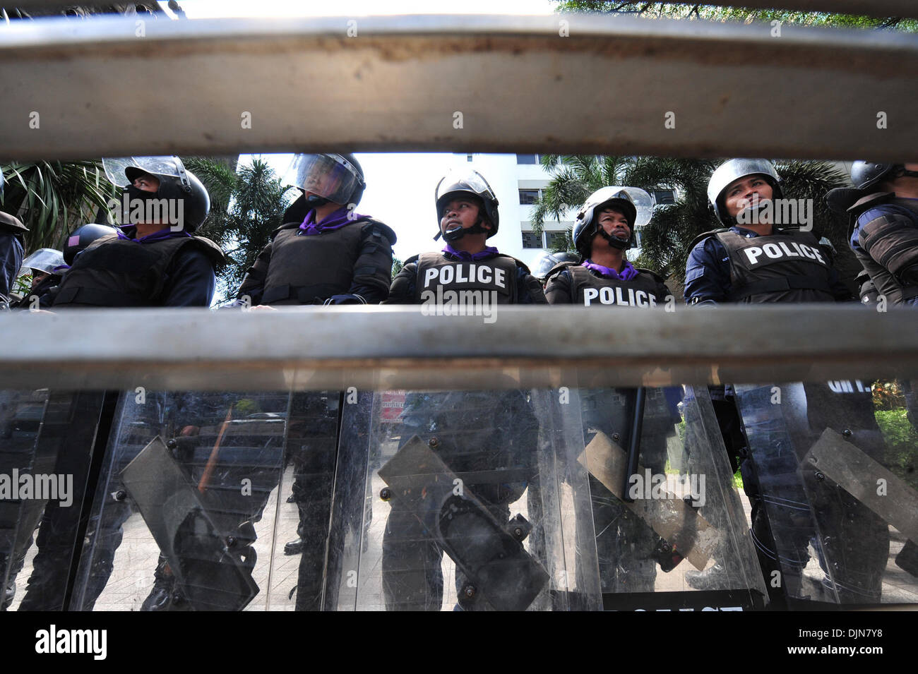 Bangkok, Tailandia. 29 Nov, 2013. Poliziotti antisommossa guardia davanti alla sede del Primo Ministro Yingluck Shinawatra ha la sua sentenza Pheu Thai Party a Bangkok, Thailandia, nov. 29, 2013. I dimostranti si sono stretti venerdì al di fuori della sede della Pheu Thai Party. Primo ministro tailandese Shinawatra Yingluck giovedì chiamato sui dimostranti anti-governativi per mantenere il dialogo con il governo per trovare una via di uscita dal tumulto politico. (Xinhua/Rachen Sageamsak) Foto Stock