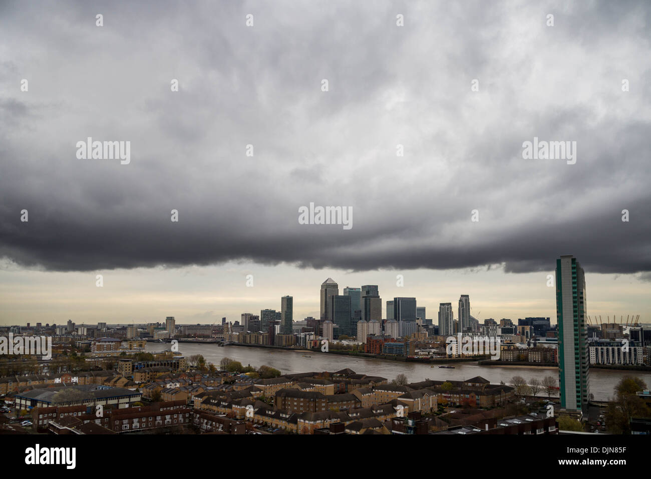 Canary Wharf edifici visto con basse nuvole pesanti formazione su East London, Regno Unito. Foto Stock