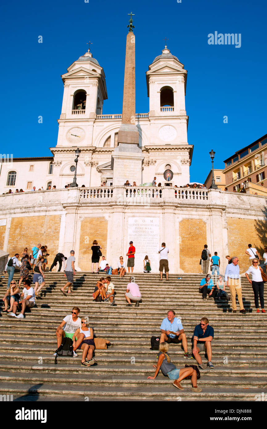 Folla seduto sulla Scalinata di piazza di Spagna a Roma, Italia. Foto Stock