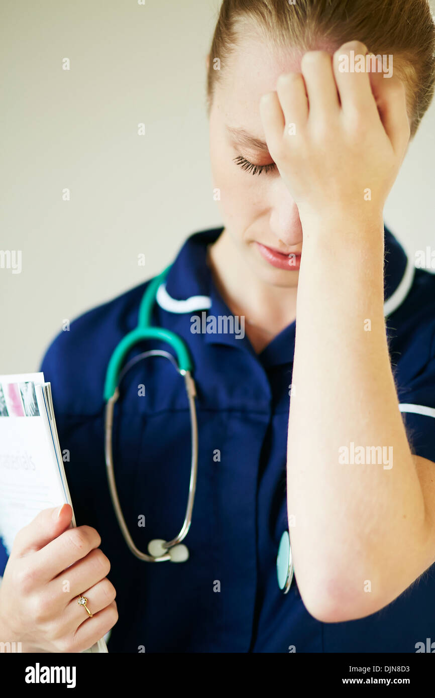 Infermiera faticosa Foto Stock