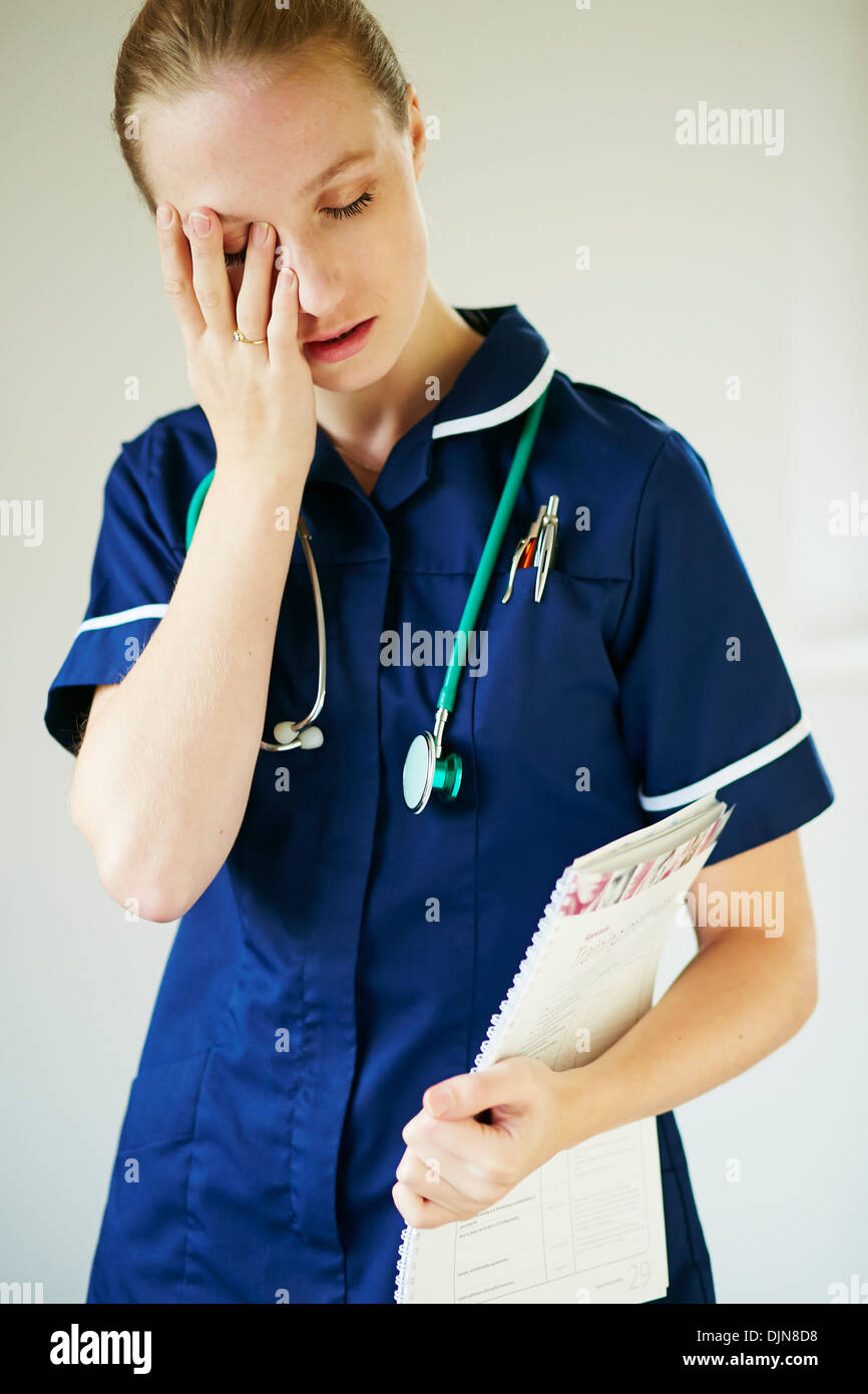 Infermiera faticosa Foto Stock