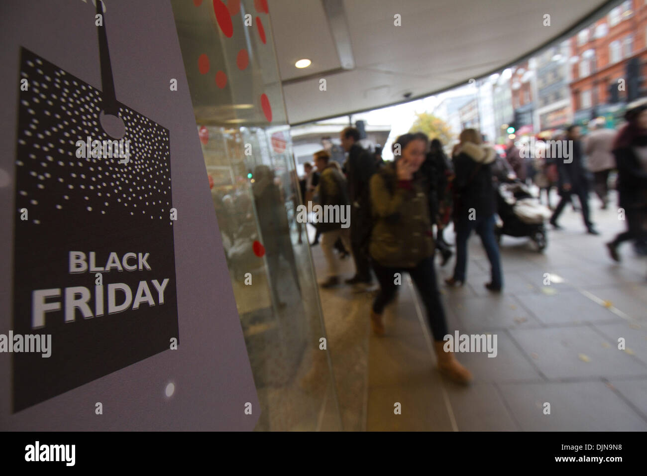 Oxford Street LONDRA, REGNO UNITO. Il 29 novembre 2013. John Lewis department store insieme con altri nomi quali ASDA ha lanciato venerdì nero per la prima volta di anticipare per attirare i clienti in un stile statunitense frenesia di shopping con le occasioni e le riduzioni di prezzo fino al 70 per cento Credito: amer ghazzal/Alamy Live News Foto Stock