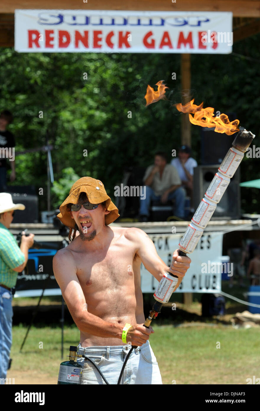 Mar 11, 2008 - Est di Dublino, Georgia, Stati Uniti d'America - Preston Wright tiene la birra può torcia durante le cerimonie di apertura del XIII estivo annuale Redneck giochi a Buckeye Park, nella parte orientale di Dublino, la Georgia, il sabato. L annuale omaggio a meridionali, iniziò come una parodia alle 1996 Olimpiadi di estate a Atlanta. Migliaia di festeggianti partecipare alla manifestazione i cui eventi includono bobbing per suini piedi, Foto Stock