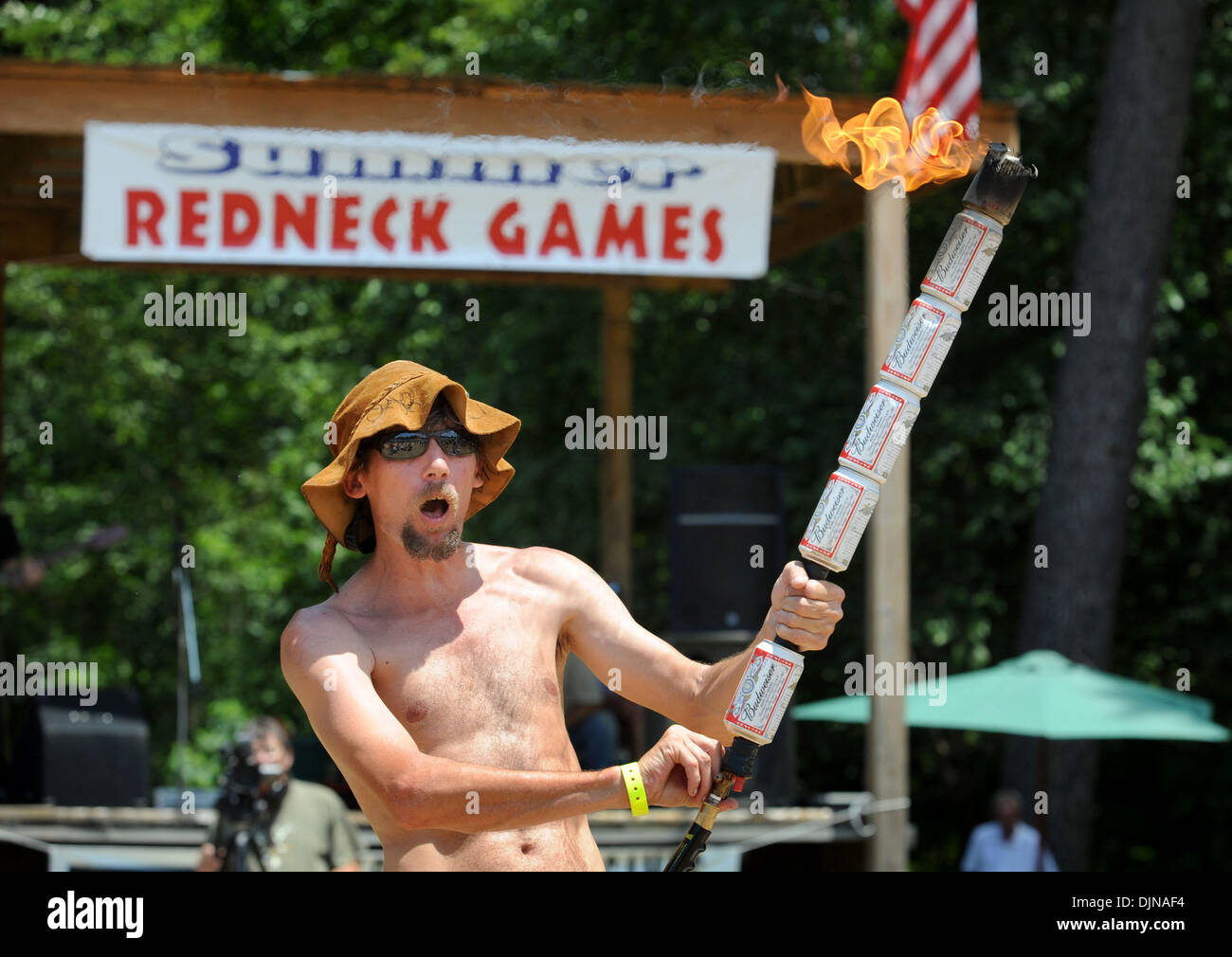 Mar 11, 2008 - Est di Dublino, Georgia, Stati Uniti d'America - Preston Wright tiene la birra può torcia durante le cerimonie di apertura del XIII estivo annuale Redneck giochi a Buckeye Park, nella parte orientale di Dublino, la Georgia, il sabato. L annuale omaggio a meridionali, iniziò come una parodia alle 1996 Olimpiadi di estate a Atlanta. Migliaia di festeggianti partecipare alla manifestazione i cui eventi includono bobbing per suini piedi, Foto Stock