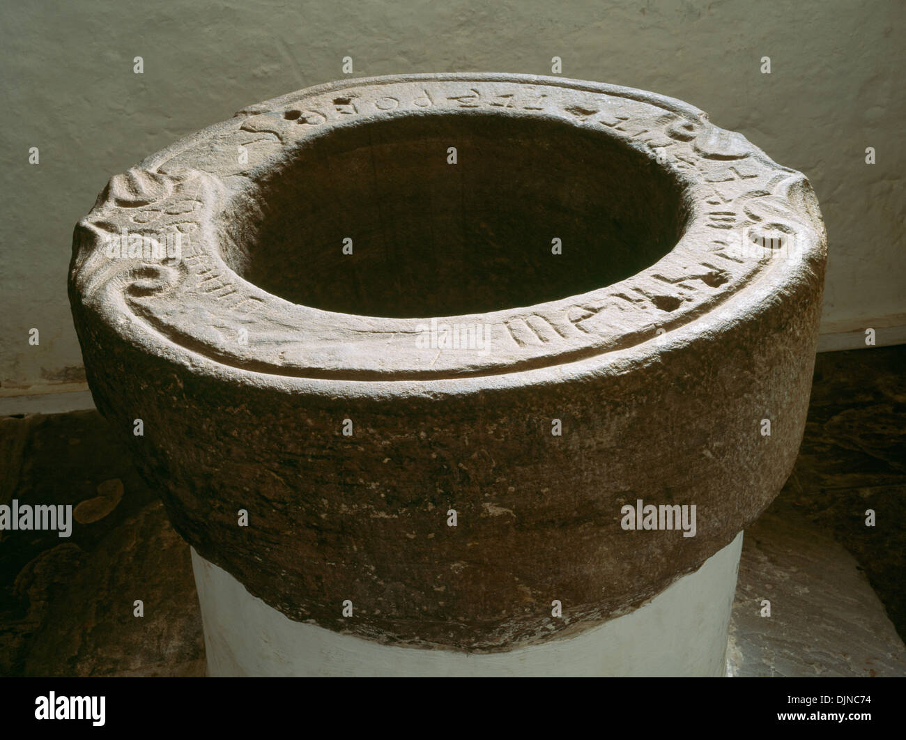 Un pre-conquista (c) 1055 font megalitico nella navata centrale di San Issui la chiesa, Partrishow, Powys, ha detto di essere il più antico in Galles. Foto Stock