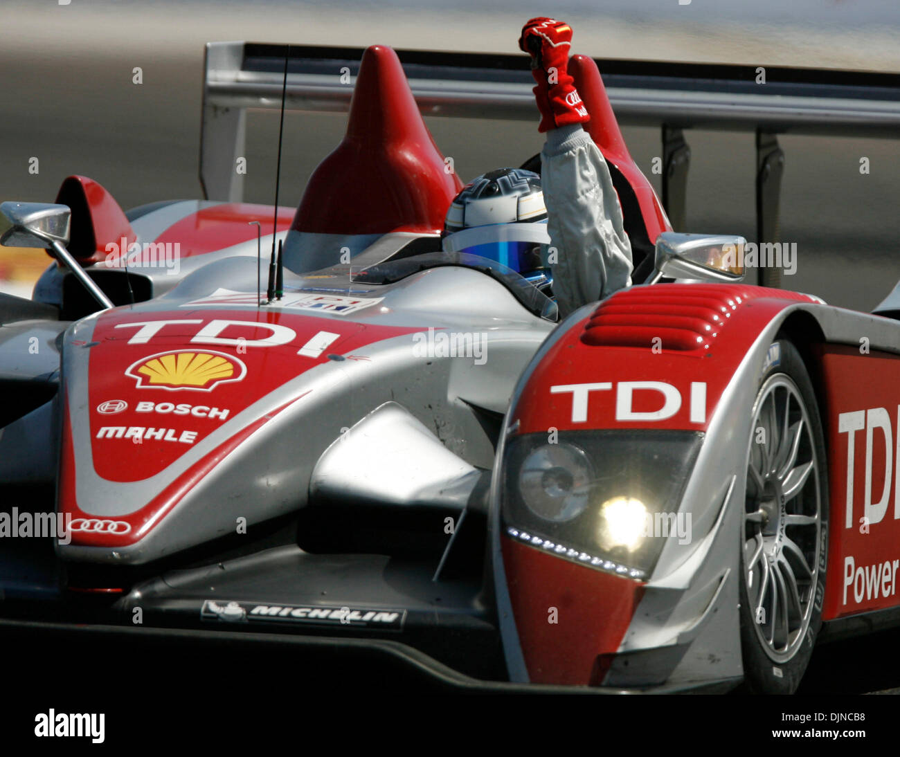 Apr 05, 2008 - San Pietroburgo, Florida, Stati Uniti d'America - Lucas Luhr festeggia dopo aver vinto l'American Le Mans Series ALMS Acura Sports Car Challenge con il suo compagno di squadra Marco Werner a San Pietroburgo. (Credito immagine: Foto Stock