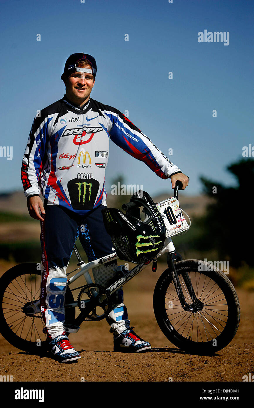Nativo di Napa Donny Robinson gareggerà alle Olimpiadi di Pechino per il Motocross bicicletta, un nuovo sport olimpico. Egli pratica presso la pista di BMX presso il Kennedy Park fino a quando egli lascia per la Cina. Lianne Milton/Register (credito Immagine: © Napa Valley Register/ZUMApress.com) Foto Stock