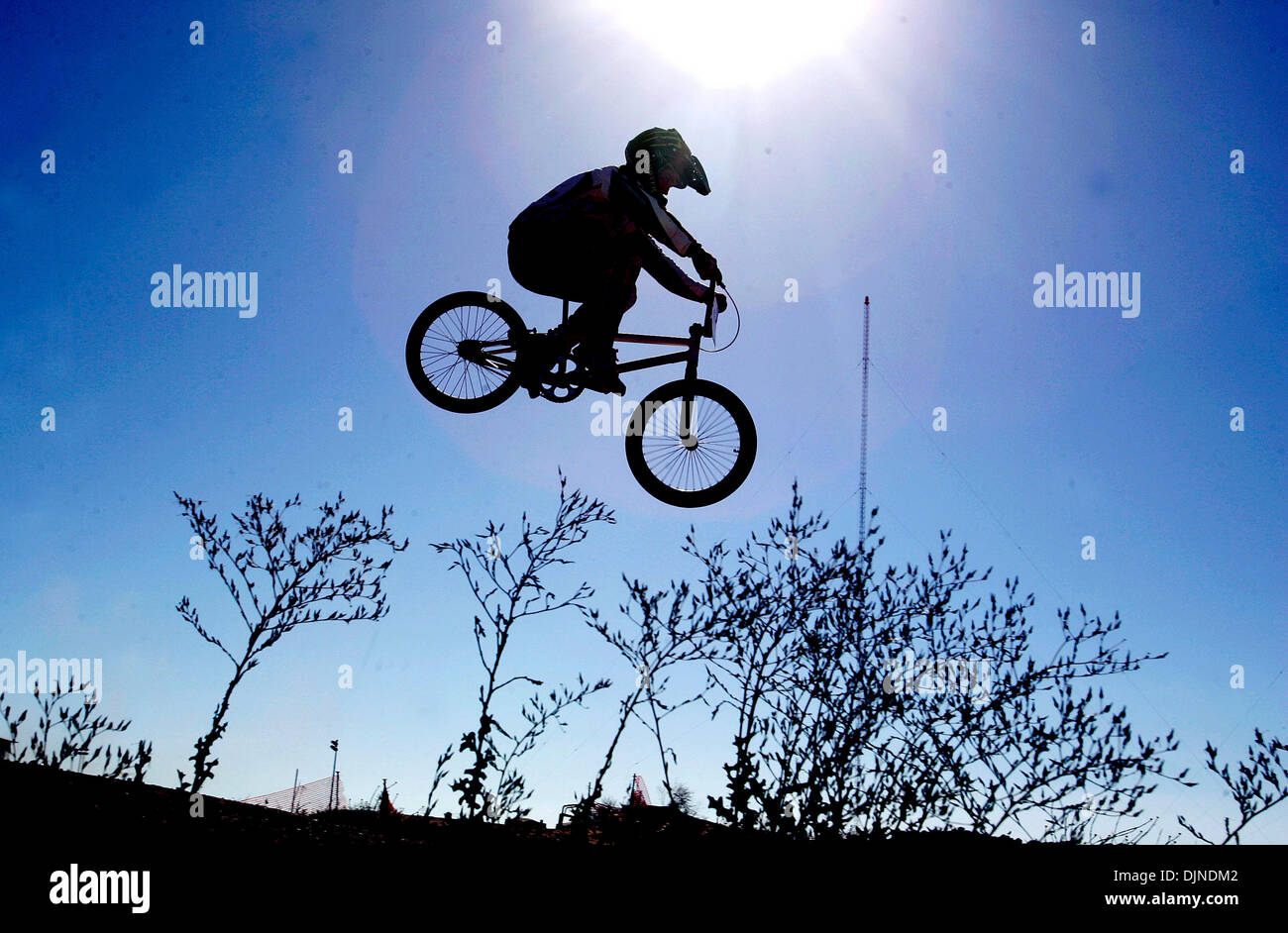 Nativo di Napa Donny Robinson gareggerà alle Olimpiadi di Pechino per il Motocross bicicletta, un nuovo sport olimpico. Egli pratica presso la pista di BMX presso il Kennedy Park fino a quando egli lascia per la Cina. Lianne Milton/Register (credito Immagine: © Napa Valley Register/ZUMApress.com) Foto Stock