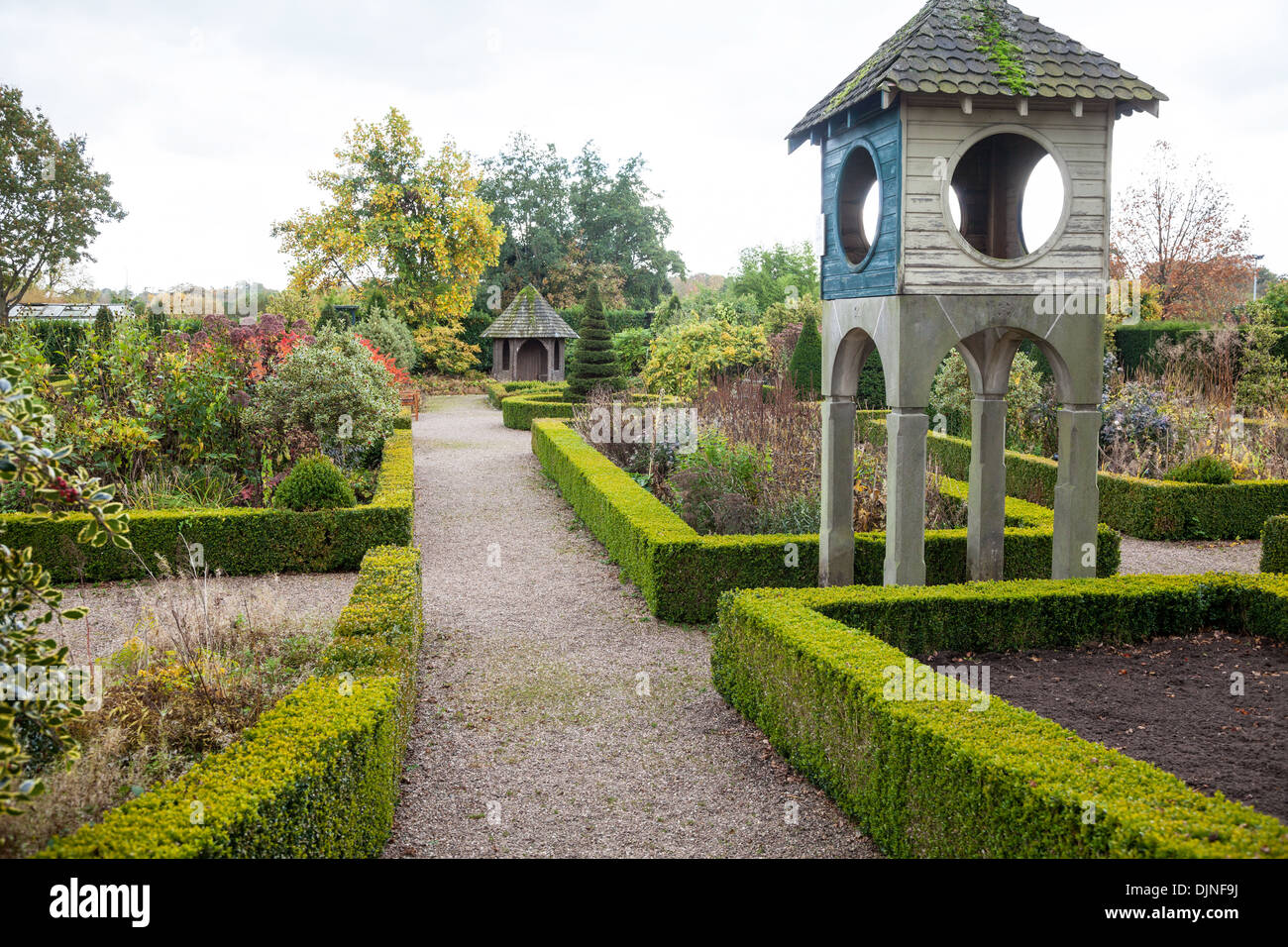 Siepi di bosso e Yew alberi in giardini presso il vivaio Bridgemere e Mondo Giardino Cheshire England Regno Unito Foto Stock