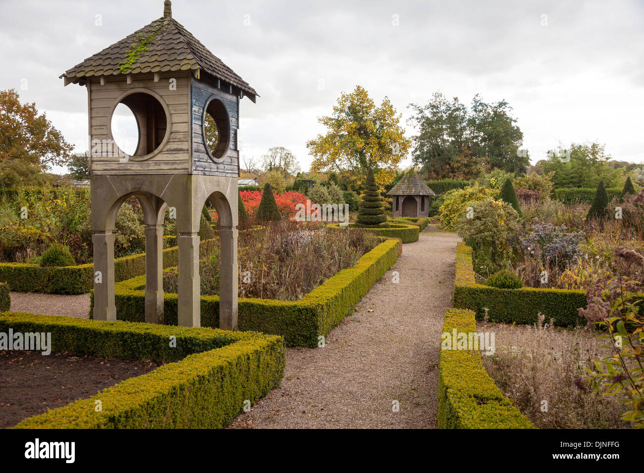 Siepi di bosso e Yew alberi in giardini presso il vivaio Bridgemere e Mondo Giardino Cheshire England Regno Unito Foto Stock