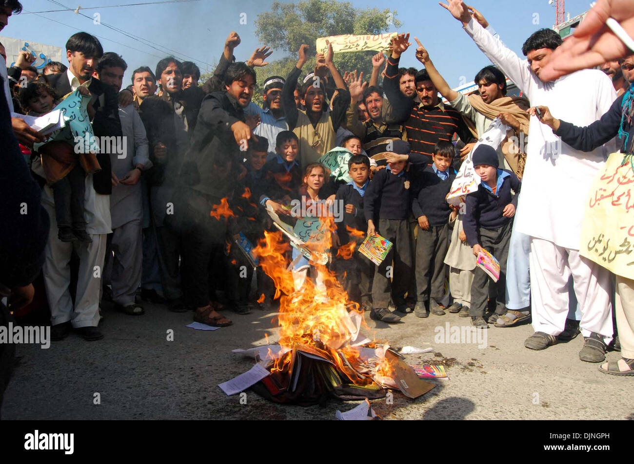 Gli studenti stanno protestando contro il Dipartimento Educazione durante una dimostrazione disposti da Khyber Student Federation a Peshawar il Venerdì, 29 novembre 2013. Gli studenti bruciò i loro libri di corso durante la protesta. Foto Stock