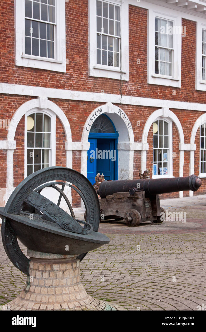 Facciata della vecchia casa doganale sulla banchina nella storica docks a Exeter in Devon, Inghilterra Foto Stock