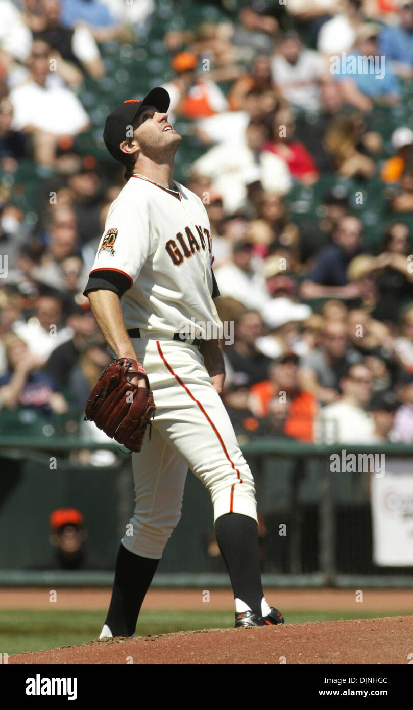 Giants' pitcher Barry Zito orologi un pop up contro il Diamondback a San Francisco, California, mercoledì 16 aprile, 2008. (Mathew Sumner/San Mateo County Times) Foto Stock