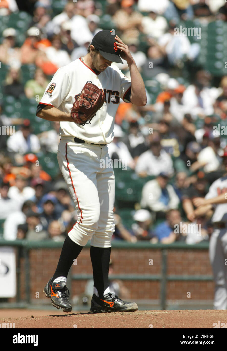 Giants' pitcher Barry Zito regola il suo cappello come egli cammina indietro per il tumulo contro i Diamondbacks a San Francisco, California, mercoledì 16 aprile, 2008. (Mathew Sumner/San Mateo County Times) Foto Stock
