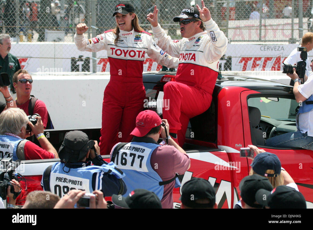 Apr 19, 2008 - Long Beach, California, Stati Uniti d'America - vincitore del 2008 Toyota Pro/Celebrity Race Driver e ESPN auto racing pit reporter JAMIE poco e artigiano di NASCAR Truck Series Champion e Pro division vincitore Mike Skinner celebrare dopo la trentaduesima Toyota annuale Pro/Gara di celebrità. Credito: foto di Jonathan Alcorn/ZUMA premere. © Copyright 2008 da Jonathan Alcorn Foto Stock